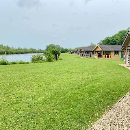 Lake Pochard, Oak Lodge เซาธ์เซอร์นีย์ ภายนอก รูปภาพ