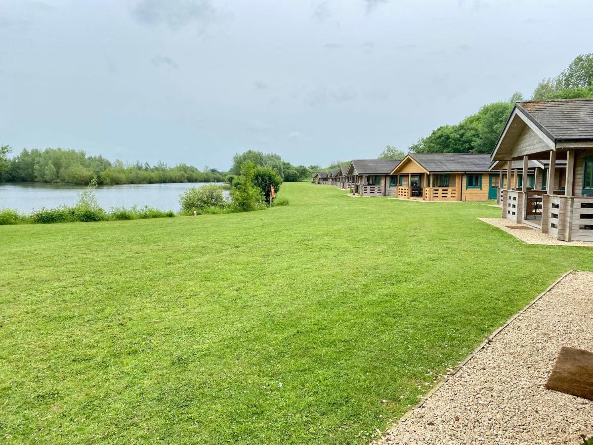 Lake Pochard, Oak Lodge เซาธ์เซอร์นีย์ ภายนอก รูปภาพ