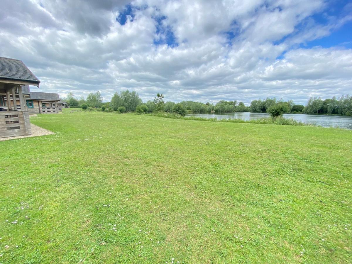 Lake Pochard, Oak Lodge เซาธ์เซอร์นีย์ ภายนอก รูปภาพ